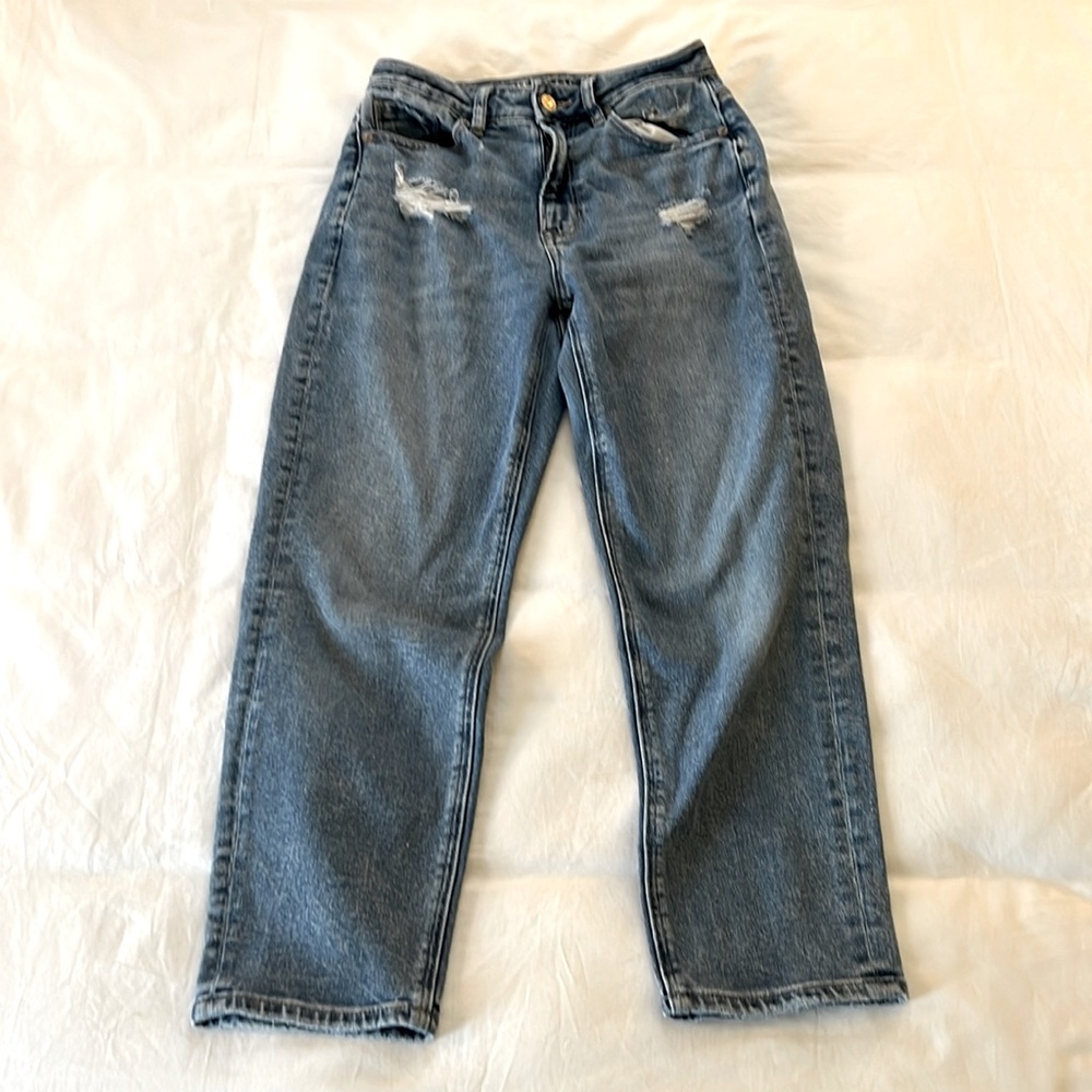 American Eagle Straight Leg Jeans with Pocket Distressing. Size 0, X-short.